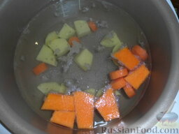 Шампиньоны, фаршированные овощным пюре: Нарезанный картофель, морковь и тыкву отправляем вариться.  Нашинкованный лук жарим до золотистости.