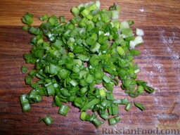 Салат с маслинами и рисом: Рубим зеленый лук. Посыпаем сверху салата.