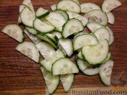 Овощной салат с яблоком и кунжутом: Нарезаем полукольцами огурец.