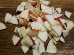 Овощной салат с яблоком и кунжутом: Яблоко можно не очищать от кожуры, по желанию. Делим на 4 части, каждую из частей режем тонкими кусочками.