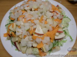 Овощной салат с яблоком и кунжутом: Смешиваем все продукты, поливаем маслом, солим, перчим.