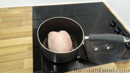 Простецкий суп из куриной грудки: Моем куриную грудку и перекладываем её в глубокую кастрюлю.