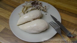 Простецкий суп из куриной грудки: Остывшее мясо курицы отделяем от кожи и костей. Затем мясо нужно порезать на равные части, крупно или мелко - по желанию.