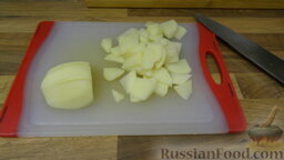 Простецкий суп из куриной грудки: Режем картофель на маленькие пластины.