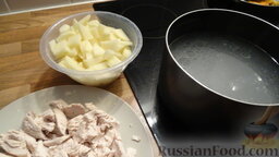Простецкий суп из куриной грудки: Соединяем нарезанный картофель и куриное мясо с бульоном.