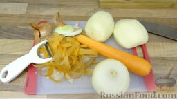 Простецкий суп из куриной грудки: Параллельно с готовящимся бульоном подготавливаем овощи. Очищаем их от кожуры и моем.