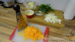 Простецкий суп из куриной грудки: Картофель помещаем в холодную воду и отставляем на потом.   Морковь трем на крупной терке.