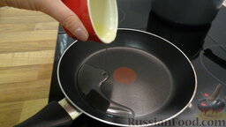 Простецкий суп из куриной грудки: В разогретую сковороду вливаем растительное масло.