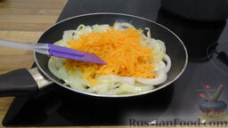Простецкий суп из куриной грудки: Добавляем морковь и, регулярно помешивая, доводим зажарку до золотистого цвета.