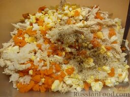 Салат с рисом и курицей: Смешиваем все сваренные ингредиенты в миске, солим, перчим.