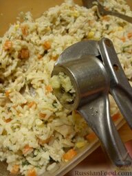 Салат с рисом и курицей: Выдавливаем дольку чеснока через чесночницу. Добавляем майонез, перемешиваем. Выкладываем порционно на тарелки, с помощью чашки.