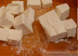 Греческий салат с красным луком: Сыр нарезать крупными кубиками.