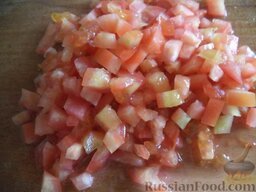 Греческий салат с красным луком: Помидоры вымыть, нарезать кубиками.