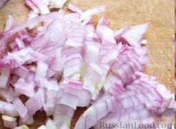 Греческий салат с красным луком: Лук красный очистить, вымыть, нарезать кубиками или тонкими полукольцами.