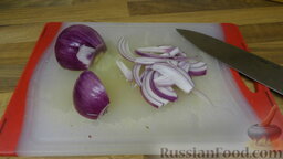 Итальянский салат из кабачков цуккини с белой фасолью: Нарезаем красный лук крупными полукольцами.