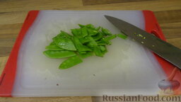 Итальянский салат из кабачков цуккини с белой фасолью: Мелко нарезаем стручки сладкого горошка.