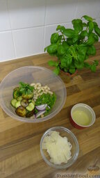 Итальянский салат из кабачков цуккини с белой фасолью: Соединяем все компоненты вместе. Заправляем салат сыром пармезан, свежим базиликом и лимонным соком.