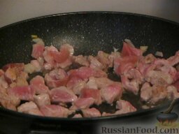 Свинина, жаренная со стручковой фасолью: Добавить мясо, жарить 20 минут.  Добавить соевый соус, поперчить, добавить специи по вкусу, жарить около 10 минут.