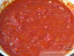 Простая мясная лазанья: Добавьте в сковороду томатный соус и рубленые помидоры, добавьте специи по вкусу (соль, перец, травы), перемешайте, тушите пару минут и можно снимать.