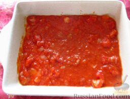 Простая мясная лазанья: В квадратную огнеупорную форму налейте половину томатного соуса.