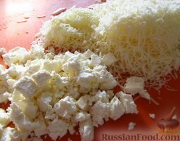 Простая мясная лазанья: Твердый сыр потрите на терке, а фету/брынзу раскрошите руками или порежьте ножом.