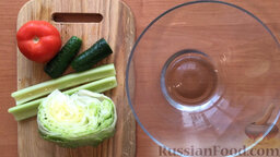 Овощной салат с фетой: Нарезать салат Айсберг, сельдерей, огурцы, помидоры и фету.