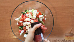 Овощной салат с фетой: Выложить нарезанные овощи и сыр в посуду. Поперчить и добавить оливковое масло.