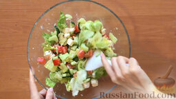 Овощной салат с фетой: Перемешать салат. И приготовиться к здоровой и вкусной еде.