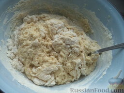 Сдобные булочки с маком: В миску добавить опару, сахар, сливочное масло, ванильный сахар и соль. Хорошо перемешать ложкой.