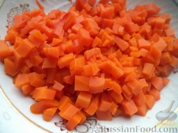 Салат "Оливье" с яблоками: Морковь очистить, нарезать мелкими кубиками.