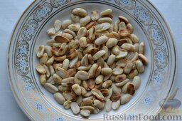 Салат из пекинской капусты с арахисом: Поджариваем очищенный арахис на сковороде до румяного цвета. Это займёт около 2-3 мин.