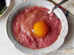 Лаваш с курицей (в духовке): Сырое филе измельчите блендером либо мясорубкой до мелкой консистенции. Вбейте туда сырое яйцо.