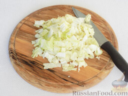Салат с фасолью, пекинской капустой и оливками: Капусту пекинскую помыть. Нашинковать её ножом.