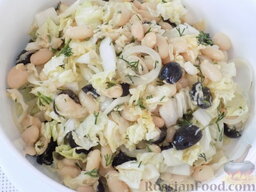 Салат с фасолью, пекинской капустой и оливками: Выложить оливки к фасолево-капустной смеси. Интенсивно перемешать ложкой.