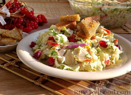 Салат с крабовыми палочками и чесночными гренками: Приятного аппетита!