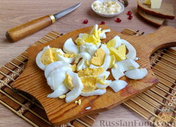 Салат с крабовыми палочками и чесночными гренками: Яйца отварить, почистить, нарубить пластинками.