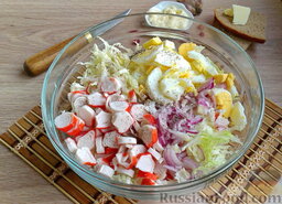 Салат с крабовыми палочками и чесночными гренками: Все нарезанные ингредиенты смешать в одной глубокой миске, заправить солью и перцем по вкусу.