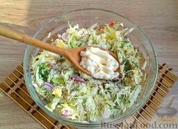 Салат с крабовыми палочками и чесночными гренками: Закинуть указанное количество майонеза низкой жирности, перемешать.