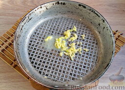 Салат с крабовыми палочками и чесночными гренками: На горячую сковороду бросить маленький кусочек масла и чеснок.