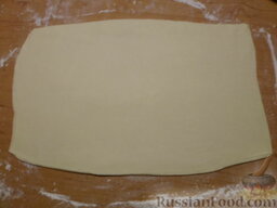 Форнетти с сыром и колбасой: Раскатываем лист теста. Разрезаем его пополам.