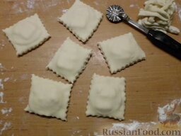 Форнетти с сыром и колбасой: С помощью ножа, режем вдоль и поперек, формируя квадратики.