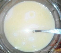 Молочный кекс без яиц: В отдельной емкости смешать молоко, растительное масло (должно быть без запаха), сахар, ванилин и соль.