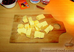 Печенье "Брусничка": Нарезаем мягкий маргарин кубиками.