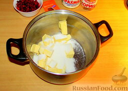 Печенье "Брусничка": Взбиваем маргарин и сахарную пудру. Добавляем разрыхлитель (или соду, погашенную уксусом), крахмал.