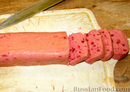 Печенье "Брусничка": Через час достаем тесто и быстро нарезаем кружочками толщиной 2-3 см.