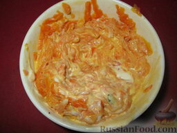 Кулебяка с 5-ю начинками: Начинка № 3:  Морковку натереть на терке и потушить на оливковом масле. Дать немного остыть и приправить сметаной, посолить и поперчить.