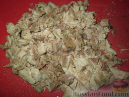 Кулебяка с 5-ю начинками: Начинка № 4:  Отваренный куриный окорочок очистить от кожи, снять мясо и мелко нарезать.