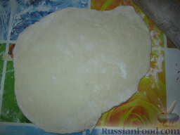 Пампушки с чесночным соусом: Раскатать тесто в пласт толщиной около 1 см. Я разделила тесто для удобства на несколько частей.