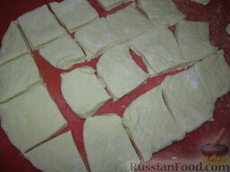 Пампушки с чесночным соусом: Разрезать тесто на квадратики.