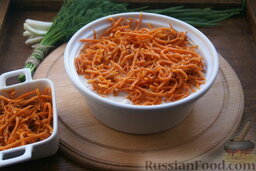 Салат "Грибная поляна": Теперь морковь по-корейски. Для удобства её лучше порезать на недлинные полоски. Повторите слой майонеза.